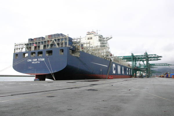 La portacontainer Titan al terminal Vte di Genova Voltri