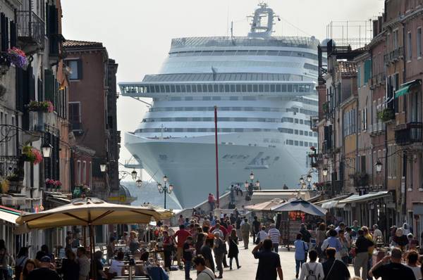 Venezia: grandi navi; Clini,d'accordo a toglierle da S.Marco