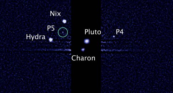Plutone e le sue cinque lune, visti dal telescopio spaziale Hubble (Fonte: NASA; ESA; M. Showalter, SETI Institute