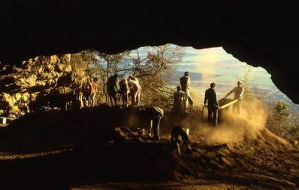 La ricerca condotta nella caverna sudafricana Border Cave ha dimostrato che la cultura dell'uomo moderno è più antica di 20.000 anni (fonte:  Paola Villa, Università del Colorado)