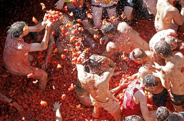 A Valencia, in Spagna, la battaglia dei pomodori ovvero la 'Tomatina'