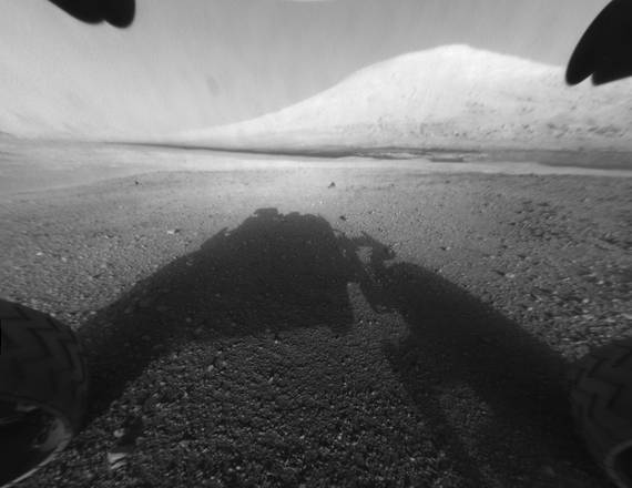 I bordi del cratere Gale e sullo sfondo il Monte Sharp, nelle immagini inviate da Curiosity (fonte: NASA/JPL-Caltech)