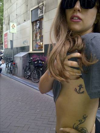 Lady Gaga mostra il suo nuovo tatuaggio