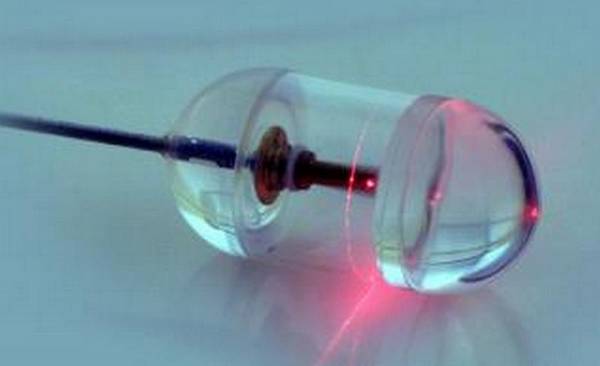 La capsula per l’endomicroscopia contiene un laser rotante a infrarossi e sensori per registrare la luce riflessa (fonte: Michalina Gora, Ph.D., and Kevin Gallagher, Wellman Center for Photomedicine, Massachusetts General Hospital)