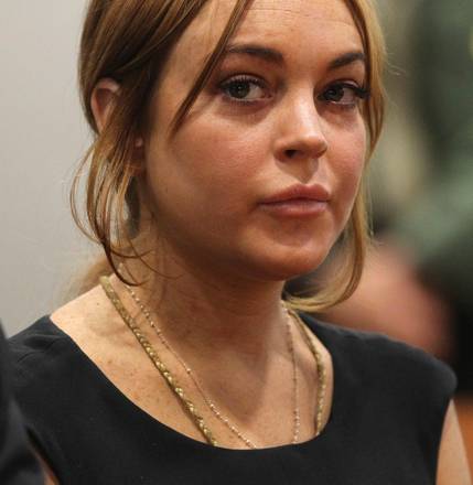 Un primo piano di Lindsay Lohan prima di entrare in tribunale