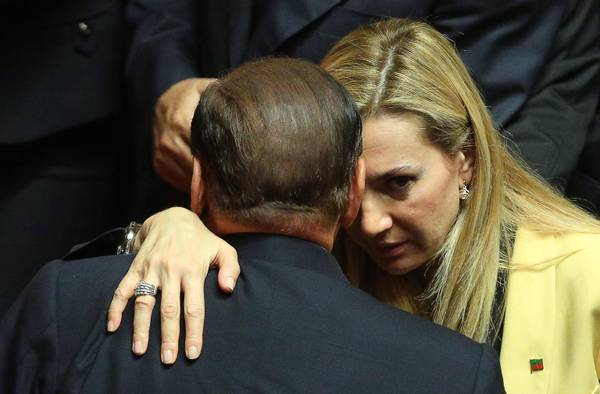 Silvio Berlusconi abbracciato da Michaela Biancofiore