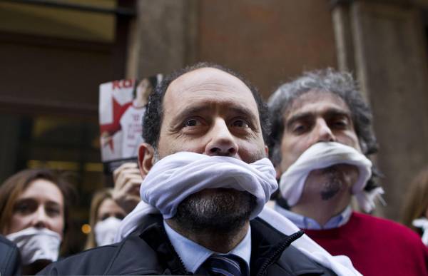 Antonio Ingroia manifesta con i suoi sostenitori fuori Palazzo San Macuto