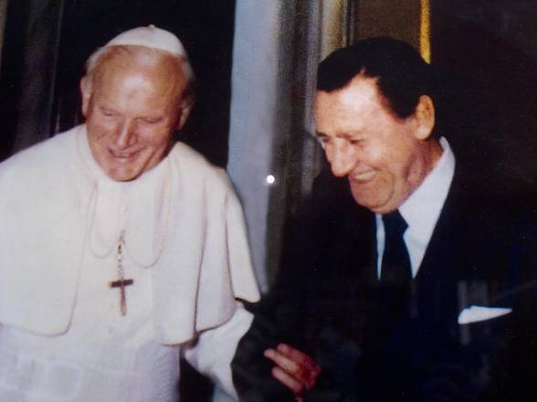 Una foto di Alberto Sordi con Papa Giovanni Paolo II