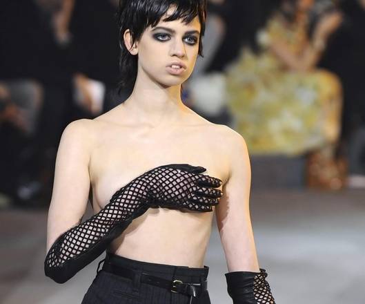 Una giovanissima modella sfila a New York per Marc Jacobs