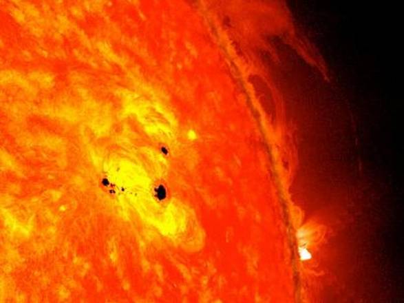 La gigantesca macchia solare osservata dal telescopio Sdo della Nasa (fonte: NASA/SDO/AIA/HMI/Goddard Space Flight Center)   
