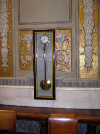L'orologio a parete di Luigi Fiorelli (meta' 19/o secolo) che si trova nella cappella dei Canonici,  nella sagrestia di San Pietro