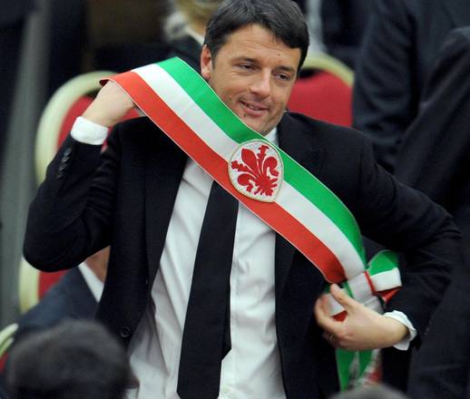 Matteo Renzi tenta di indossare la fascia da sindaco