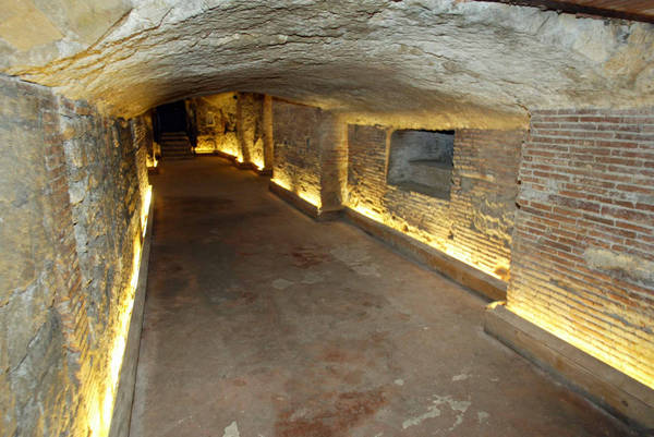 da questo corridoio si arriva a un grande spazio che corrisponde all&apos;anello superiore di un antico teatro greco-romano