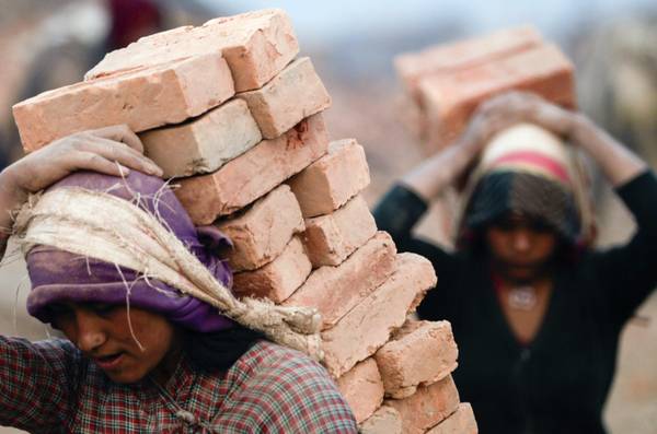 Il lavoro faticoso delle donne che lavorano in una fabbrica di mattoni a Lalitpur, in Nepal