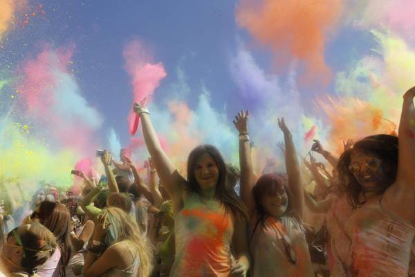 Centinaia di persone partecipano alla Festa dei colori a Citta' del Capo