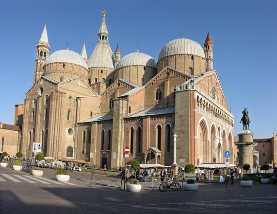 : la basilica di sant’Antonio di Padova, santuario visitato ogni anno da milioni di fedeli, pellegrini e curiosi