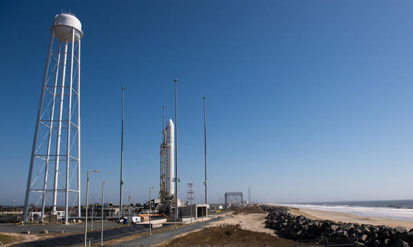 Il razzo Antares sulla rampa di lancio (fonte: NASA/Bill Ingalls)