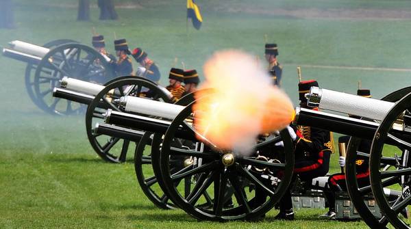L'artiglieria saluta con un colpo di cannone, al  Green Park di Londra, il compleanno della Regina Elisabetta