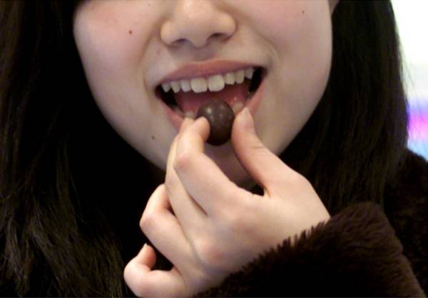 Una foto di archivio mostra una ragazza mentre mangia una pralina di cioccolato