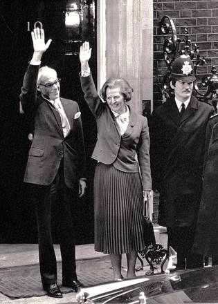 Margaret Thatcher saluta la folla il giorno del suo insediamento in Downing Street il 4 maggio  1979