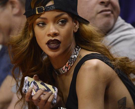 Rihanna durante l'incontro tra i  Los Angeles Clippers e i  Los Angeles Lakers allo Staples Center di Los Angeles, California