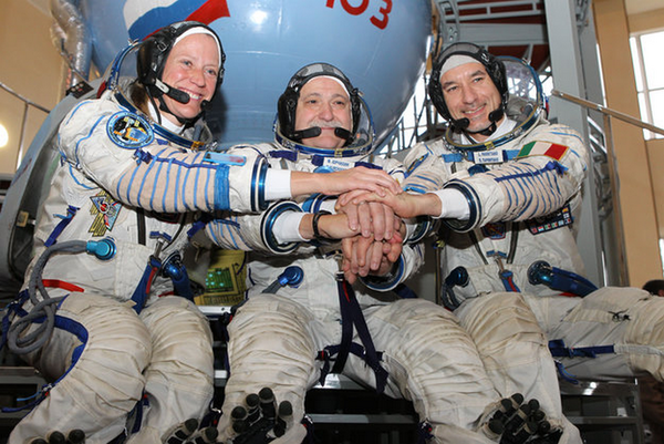 Luca Parmitano (a sinistra) con i suoi compagni di equipaggio: il comandante Fyodor Yurchikhin (al centro) e l'americana Karen Nyberg (fonte: ESA)