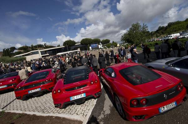 Sfilata di Ferrari rosse all'esterno della Chiesa del Divino Amore