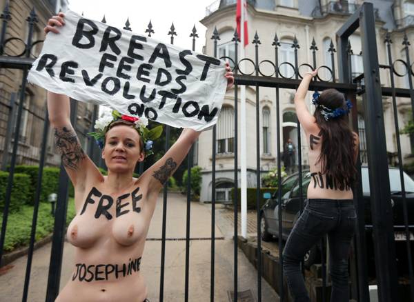 La protesta delle Femen davanti all'ambasciata