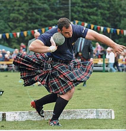 lancio del macigno, originale gara sportiva agli Highlands games scozzesi che si svolgono fino al 21 settembre
