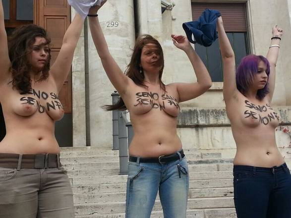 Protesta in stile Femen contro il fumo