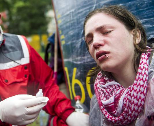 Una manifestante ferita