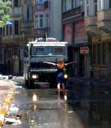 Istanbul, ragazza tenta di fermare un blindato (da Twitter)
