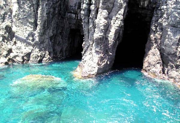 grotte comunicanti sulla costa frastagliata di Pantelleria
