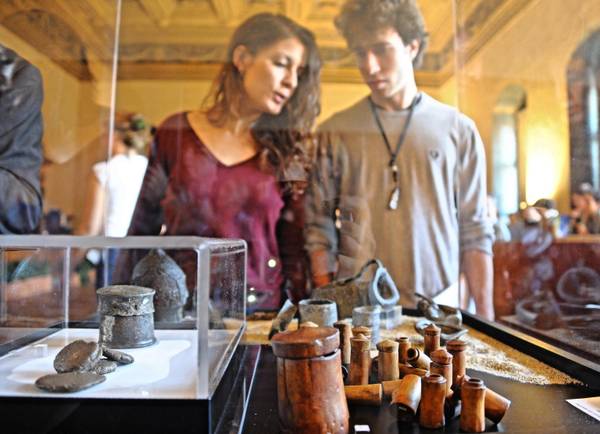Il contenuto di una 'valigetta medica', scoperta nel relitto di una nave affondata 2 mila anni fa, esposti a Palazzo Vecchio