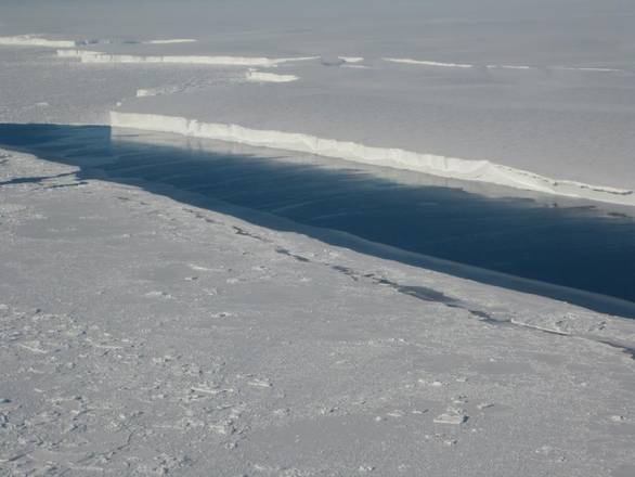 Le piattaforme di ghiaccio lungo le coste antartiche si sciolgono lentamente per il riscaldamento degli oceani (fonte: NASA/JPL-Caltech/UC Irvine)