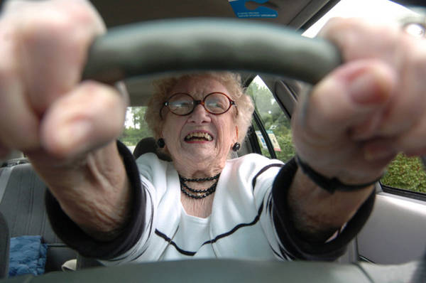 Anziani al volante: come scoprire il rischio d'incidenti