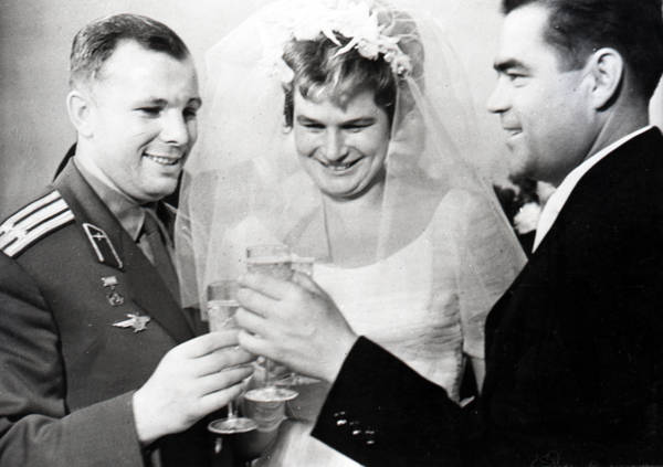 Gagarin brinda con Valentina Tereshkova e il marito Adrian Nikolajev