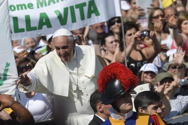 Papa Francesco tra i fedeli in Piazza San Pietro