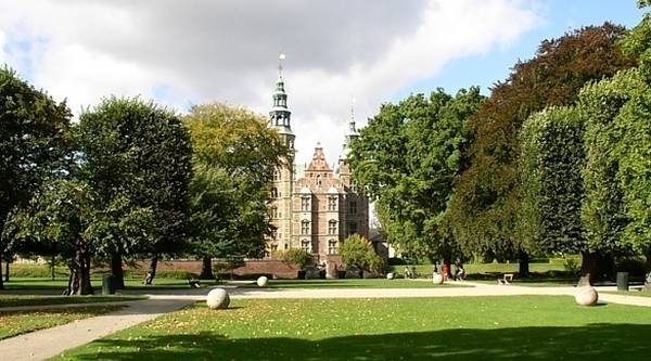 : il castello di Rosenborg nella capitale Copenaghen con i giardini reali e un museo rinascimentale annesso