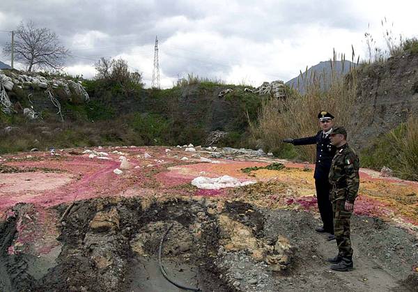 Discariche abusive di rifiuti anche tossici sequestrate dai carabinieri nel Messinese