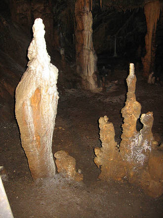 spettacolari stalattiti e stalagmiti nella grotta delle Meraviglie a Marina di Maratea