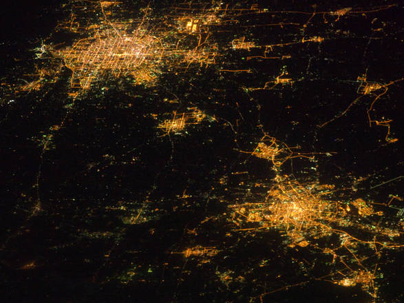 Le metropoli cinesi di Pechino e Tientsin viste di notte dalla Stazione spaziale internazionale (fonte: NASA--Johnson Space Center)