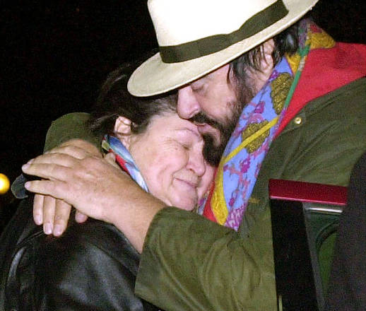 Il tenore Luciano Pavarotti abbraccia  commosso la sorella Gabriella all'uscita della camera ardente della madre Adele