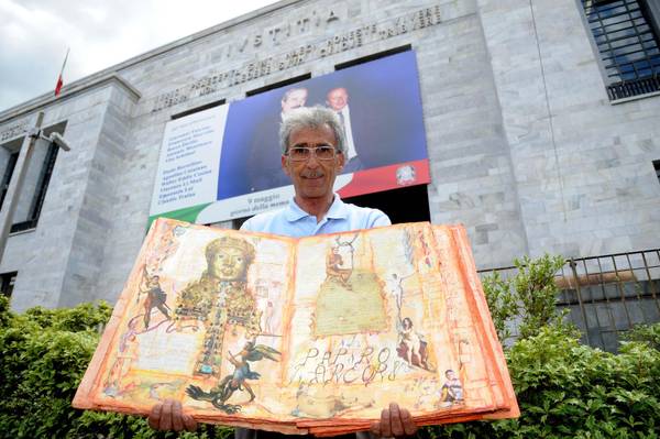 Luigi Dossena, autore satirico di Roma, con la 'Bibbia di Arcore'