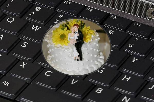 Più felici i matrimoni nati sul Web, secondo una ricerca dell'università d Chicago (fonte: MichaelMaggs per la tastiera; Cliff per la torta nuziale)
