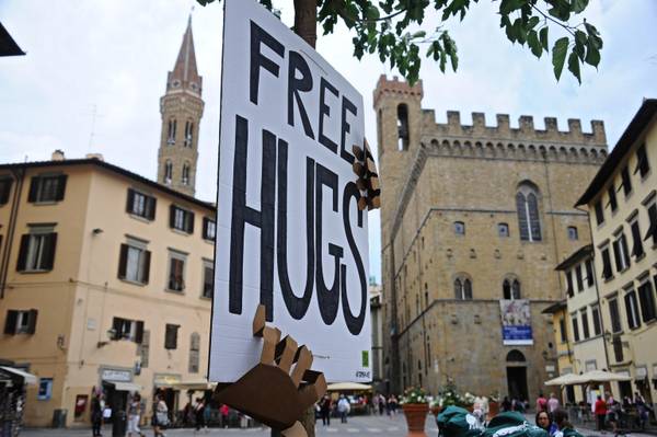 Cartelli 'abbracci gratis' (free hugs) a Firenze
