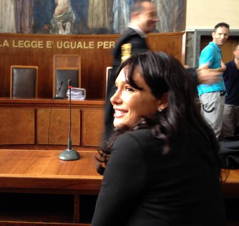 Nicole Minetti prima dell'udienza