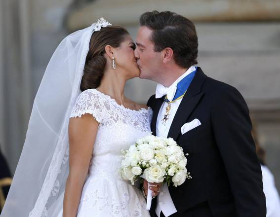 Il bacio, dopo il matrimonio, tra la principessa Madeleine e Chris O'Neill