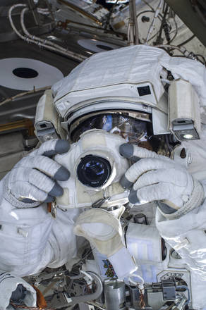 Luca Parmitano al lavoro nella seconda passeggiata spaziale, poco prima dell'incidente che lo ha costretto a rientrare (fonte: ESA)