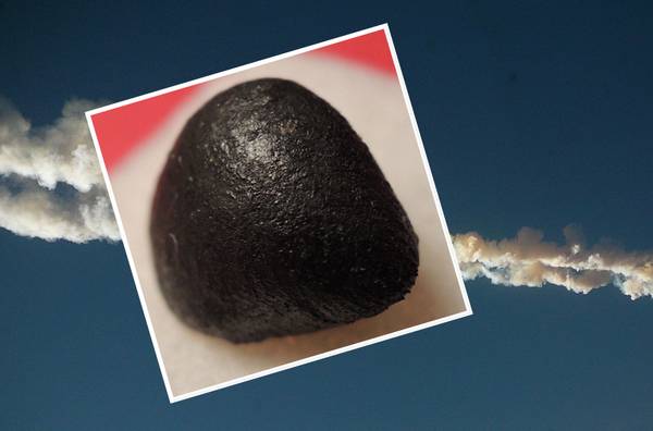 Nel riquadro: uno dei frammenti del meteorite  di Cheliabinsk, caduto in Russia, nel febbraio scorso (fonte: Jon Taylor); sullo sfondo: la scia del meteorite nel cielo di Chelibinsk (fonte: Nikita Plekhanov)